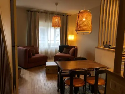 Coin salon dans l'établissement Maison d'Alice - Centre-ville de Cluny avec parking