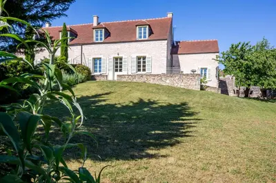 Jardin de l'établissement La Maison de Maître, la plus grande des 3 maisons du Clos d'Isand'Or