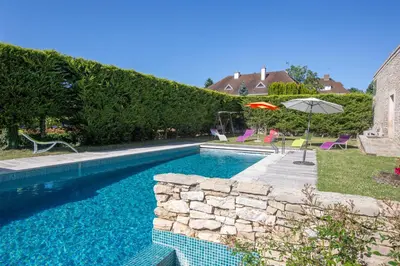 Piscine de l'établissement La Maison de Maître, la plus grande des 3 maisons du Clos d'Isand'Or ou située à proximité