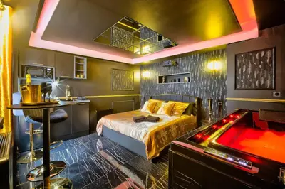 Un ou plusieurs lits dans un hébergement de l'établissement LA GOLDEN ROOM - Suite de Luxe avec Jacuzzi