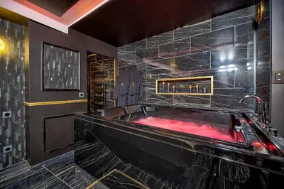 Salle de bains dans l'établissement LA GOLDEN ROOM - Suite de Luxe avec Jacuzzi