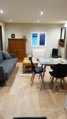 Coin salon dans l'établissement Chalet du Tilleul
