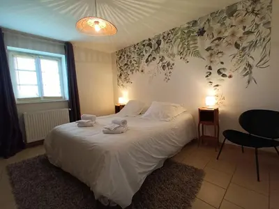 Un ou plusieurs lits dans un hébergement de l'établissement Gîte des Chaumottes, meublé avec terrasse
