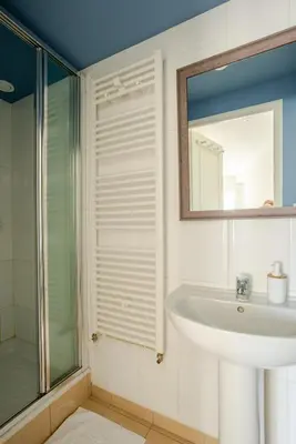 Salle de bains dans l'établissement Gîte des Chaumottes, meublé avec terrasse