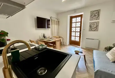 Télévision ou salle de divertissement dans l'établissement La reine du faubourg