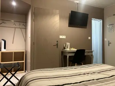 Un ou plusieurs lits dans un hébergement de l'établissement Logis Hôtel du Nord