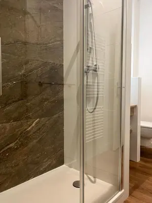 Salle de bains dans l'établissement Logis Hôtel du Nord