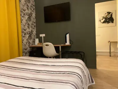 Télévision ou salle de divertissement dans l'établissement Logis Hôtel du Nord