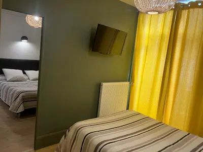 Un ou plusieurs lits dans un hébergement de l'établissement Logis Hôtel du Nord