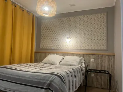 Un ou plusieurs lits dans un hébergement de l'établissement Logis Hôtel du Nord