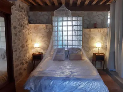 Un ou plusieurs lits dans un hébergement de l'établissement La maison Bleue Nature et Balnéo en Bourgogne