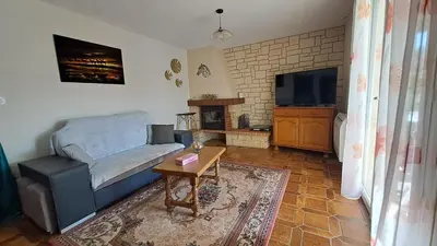 Télévision ou salle de divertissement dans l'établissement Chez Betty