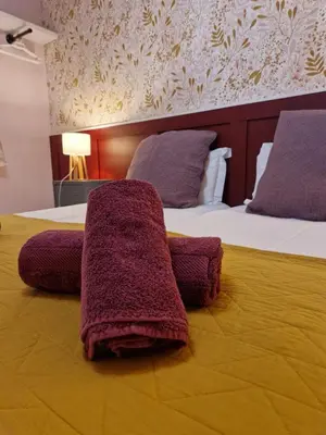 Un ou plusieurs lits dans un hébergement de l'établissement L'Orée de Nuits Maison avec jardin au pied des vignes