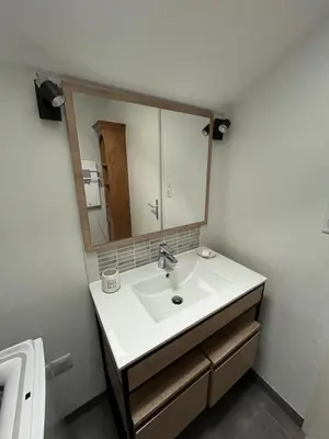 Salle de bains dans l'établissement 2 pièces neuf, au coeur de ville 37m2