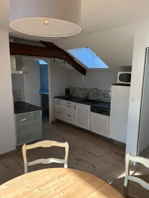 Cuisine ou kitchenette dans l'établissement 2 pièces neuf, au coeur de ville 37m2