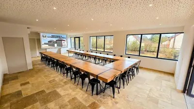 Espace de conférence ou salle de réunion dans l'établissement La Fabrique des Ducs Vindihouses-piscine-64 pers