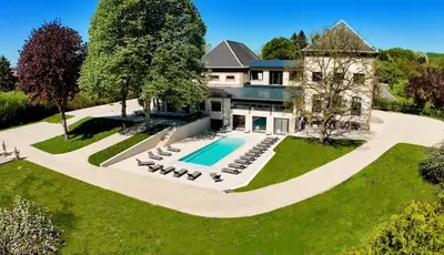 Piscine de l'établissement La Fabrique des Ducs Vindihouses-piscine-64 pers ou située à proximité