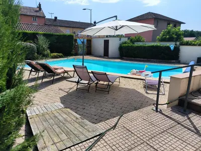 Piscine de l'établissement Replonges entre A6 et A40 ou située à proximité