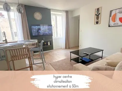 Télévision ou salle de divertissement dans l'établissement T2 haut de gamme, hyper centre, très calme, balcon, stationnements proches