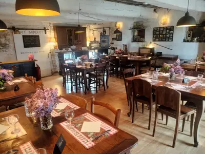 Restaurant ou autre lieu de restauration dans l'établissement Vieux château Saint-Claude