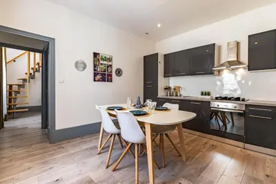 Cuisine ou kitchenette dans l'établissement Le duplex Dijonnais