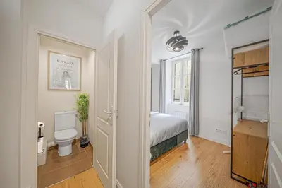 Un ou plusieurs lits dans un hébergement de l'établissement Le Molière 1 chambre avec patio