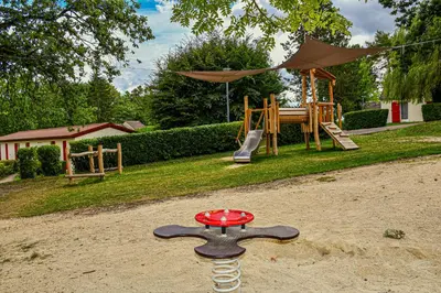 Aire de jeux pour enfants de l'établissement VVF Bourgogne Auxois Morvan