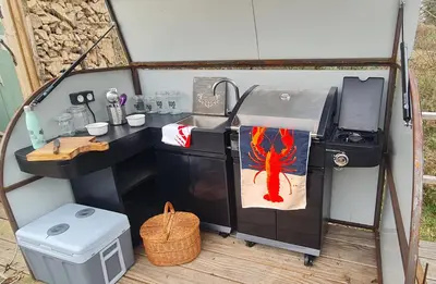 Cuisine ou kitchenette dans l'établissement Le monde d'Echozellia - Tente M