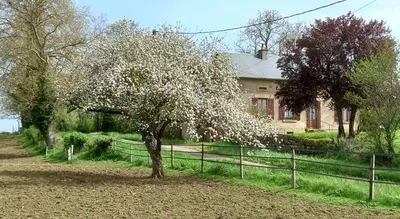 Jardin de l'établissement L'Ouche Grillée-Charming renovated countryside cottage-Wifi gratuit