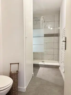 Salle de bains dans l'établissement Le Bacquin 21