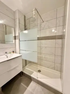 Salle de bains dans l'établissement Le Bacquin 21