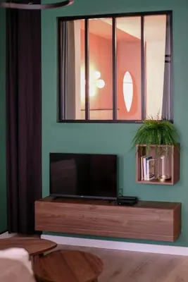 Télévision ou salle de divertissement dans l'établissement La Virgule, votre cocon dolois