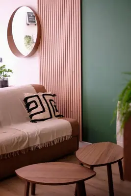 Coin salon dans l'établissement La Virgule, votre cocon dolois