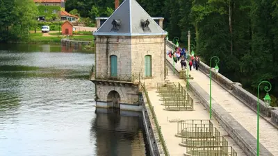 Vue sur la rivière ou le fleuve situé(e) à proximité de le bateau