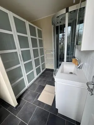 Salle de bains dans l'établissement Petite maison cosy avec jardin