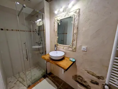 Salle de bains dans l'établissement Gîte Les Marions