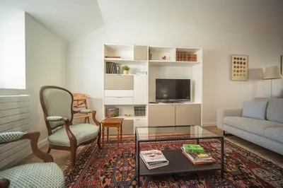 Télévision ou salle de divertissement dans l'établissement Gîte et studio Les Grands Crus
