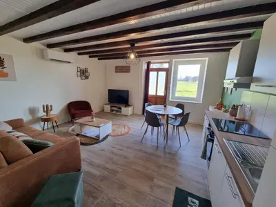 Coin salon dans l'établissement Au Marlézay country house 4 personnes