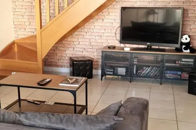 Télévision ou salle de divertissement dans l'établissement Charmant duplex avec grand balcon