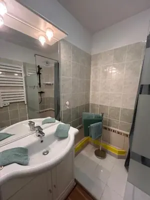 Salle de bains dans l'établissement Chtibourguignon, Appartement dans très agréable résidence avec piscine chauffée et sauna