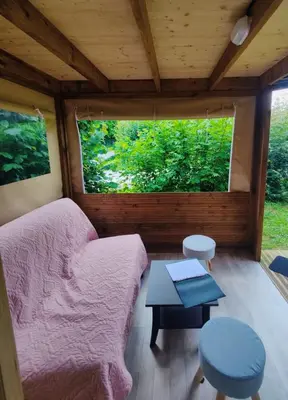 Coin salon dans l'établissement Insolite au Camping La Saline d'Arc et Senans
