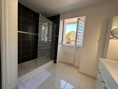 Salle de bains dans l'établissement Maison de vacances avec terrasse - 6 personnes