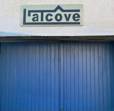 Certificat, récompense, panneau ou autre document affiché dans l'établissement L'Alcôve, maison d'artistes