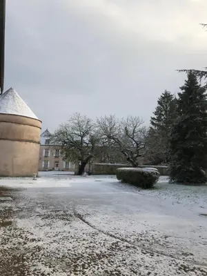 L'établissement Cottage Mary Château de ragny en hiver