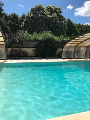 Piscine de l'établissement Cottage Mary Château de ragny ou située à proximité