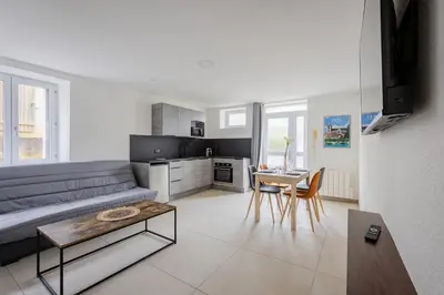 Télévision ou salle de divertissement dans l'établissement Le Royal Dole - Parking Gratuit - Appartement Moderne & Cosy