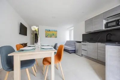 Cuisine ou kitchenette dans l'établissement Le Royal Dole - Parking Gratuit - Appartement Moderne & Cosy