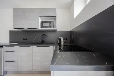 Cuisine ou kitchenette dans l'établissement Le Royal Dole - Parking Gratuit - Appartement Moderne & Cosy