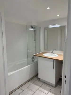 Salle de bains dans l'établissement Résidence des Lilas - Orgelet - Lac de Vouglans
