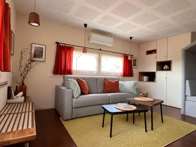 Coin salon dans l'établissement LA MAISON DES BOIS D'OCRE - Gîte Appart Design - Clim Pkg Wifi Jardin à 10mn de Dijon